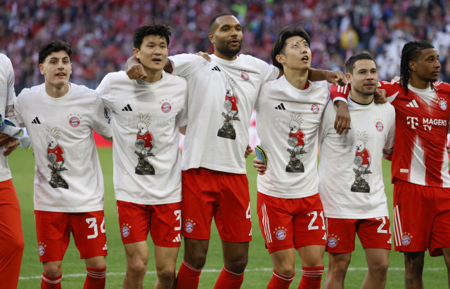 김민재 등 바이에른 뮌헨 선수들이 20일 독일 뮌헨에서 열린 분데스리가 30라운드 슈투트가르트와의 경기를 승리로 이끌며 리그 조기 우승을 확정한 뒤 어깨 동무를 한 채 세리머니를 하고 있다. 로이터 연합뉴스