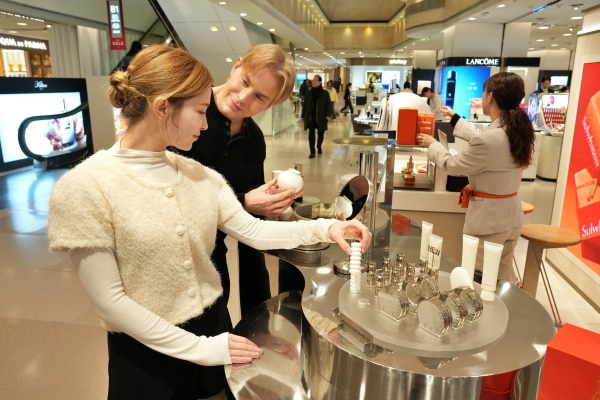 밀려드는 외국인 관광객…전쟁에도 끄떡 없는 백화점株