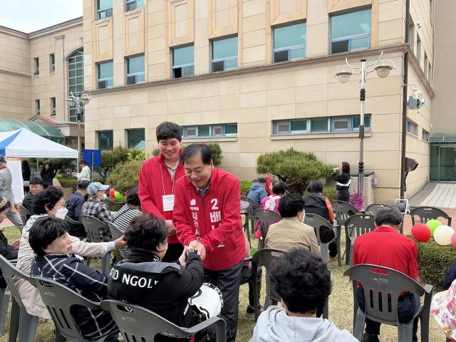 배낙호 김천시장 예비후보가 장애인종합복지관 개관 21주년 행사에서 시민들과 인사를 나누고 있다. 배낙호 예비후보 사무실 제공