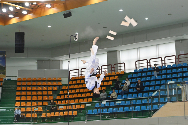 지난 16일 경북 영천체육관에서 진행된 군 특성화고등학교 합동 발대식에서 태권도 시범단이 멋진 격파를 선보이고 있다. 김영진 기자