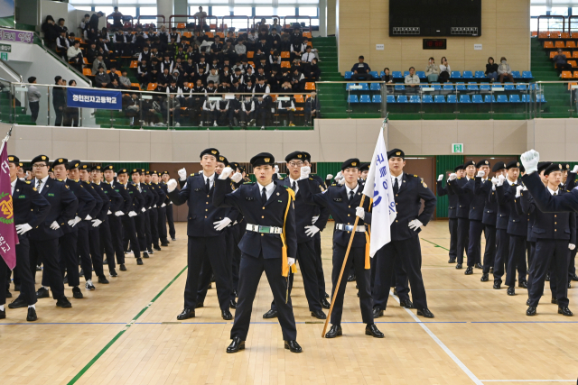 지난 16일 영천에서 진행된 경북 군 특성화고등학교 합동 발대식 현장에서 군복을 입은 학생들이 도열해 의장대 열병식을 선보이고 있다. 김영진 기자