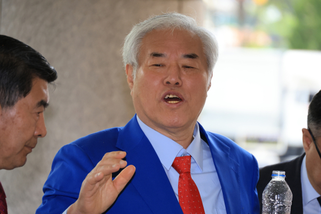 서울서부지법 난동 사태 배후로 지목돼 구속기소 뒤 보석으로 풀려난 전광훈 사랑제일교회 목사가 17일 서울 마포구 서울서부지법에서 열린 재판에 출석하고 있다. 연합뉴스