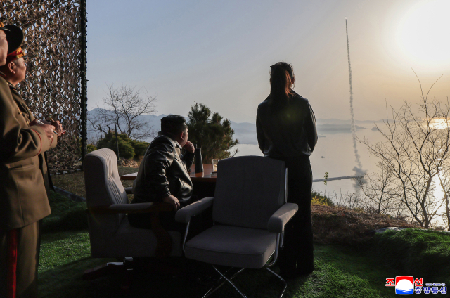 북한이 단거리 지대지 탄도미사일 집속탄두 위력을 평가하는 시험발사에 성공했다고 밝혔다. 조선중앙통신은 20일 