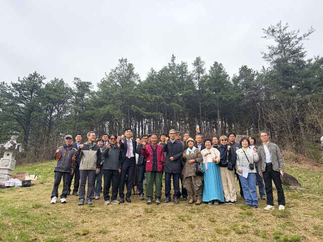 군인문인협회는 다음달 14일까지 대구 군위군 산성면 화본리 충의공 엄홍도 묘소에서 엄홍도의 충절을 기리는 특별 시화전을 연다. 군위군 제공.