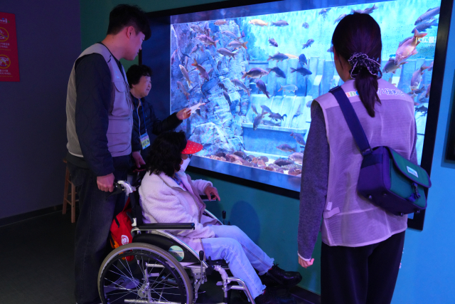지난 10일 경북개발공사 GBDC 봉사단이 안동시장애인종합복지관이 주관한 봉사 활동에 참여해 충주지역 한 아쿠아리움에서 봉사를 펼치고 있다. 경북개발공사 제공
