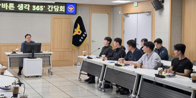 최진육 영주경찰서장과 새내기 경찰관들이 진솔한 대화를 나누고 있다. 영주서 제공