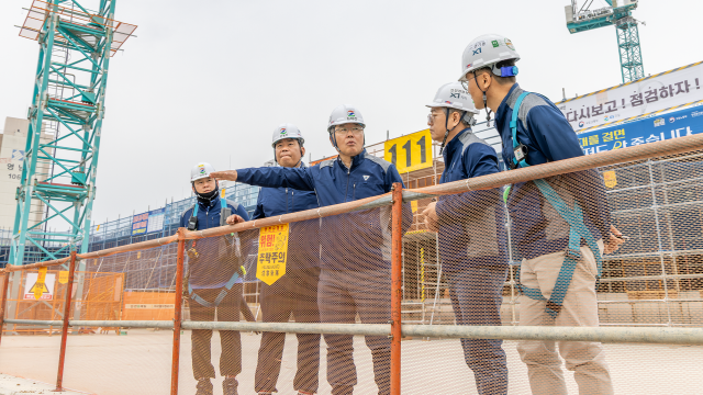 17일 GS건설 김태진 사장(사진 가운데)이 대구의 아파트 건설현장을 방문해 안전점검하고 있는 모습. 2026.4.20. GS건설 제공