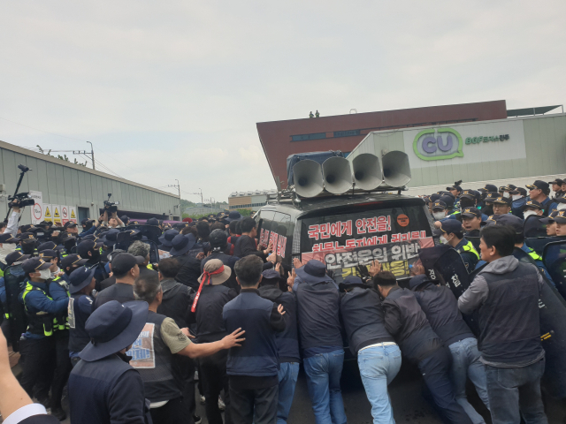 진주 화물연대 조합원 집회…물류차 돌진으로 3명 사상