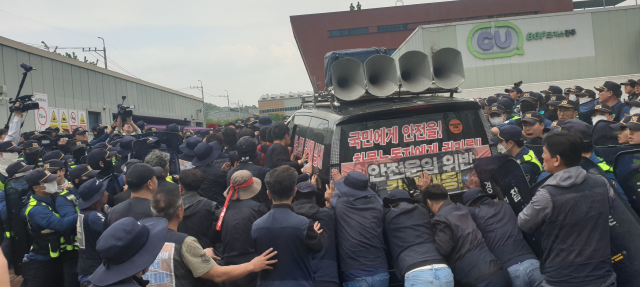 진주 화물연대 조합원 집회…물류차 돌진으로 3명 사상