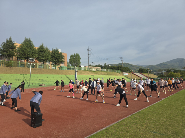 김천시청 육상단은 김천종합스포츠타운 보조경기장에서 시민들을 대상으로 한 재능기부 행사를 진행했다. 김천시 제공