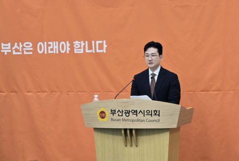 부산 야구장 재건축 방향 논쟁…정이한 