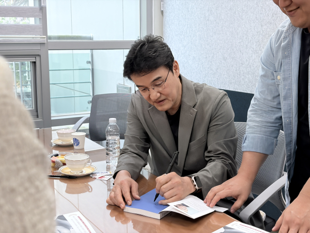 박중훈 작가가 에세이 