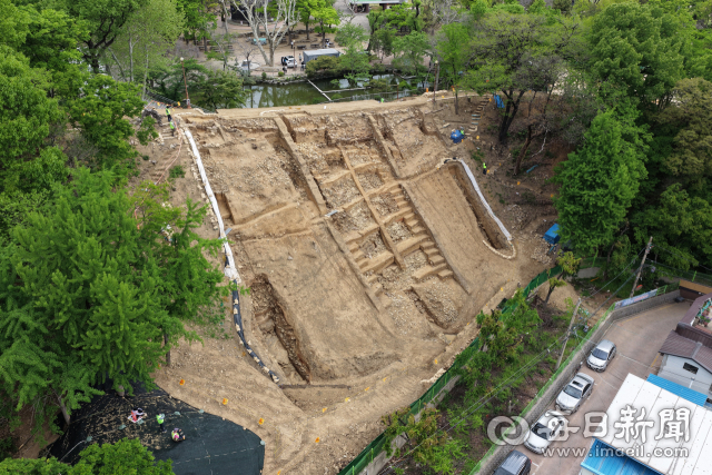 20일 대구 달성토성 남측 진입로 신설부지 일대에서 정밀발굴조사 현장공개 설명회가 열리고 있다. 이번 조사 결과 달성토성은 기존에 알려진 단순 토성이 아니라, 흙과 돌을 따로 또는 섞어 쌓아 견고성을 높인 토석혼축과 석축 기법을 함께 사용한 것으로 확인됐다. 안성완 기자 asw0727@imaeil.com