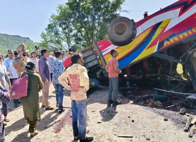 20일(현지시간) 인도 북부 인도령 카슈미르에서 버스가 협곡 아래로 추락한 현장. 연합뉴스