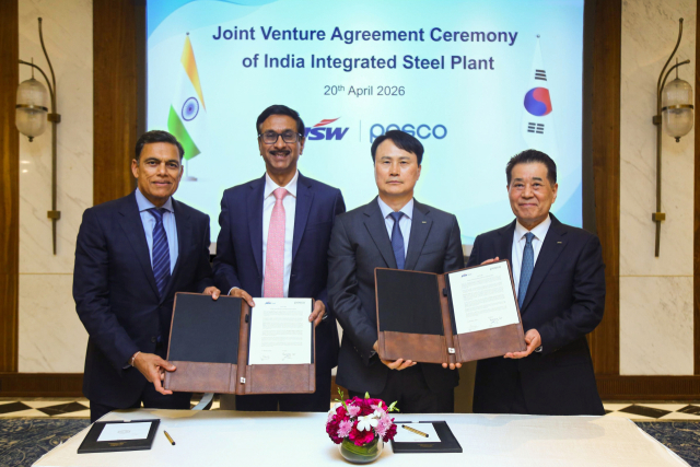 지난 20일 포스코가 인도 1위 철강사 JSW스틸과 일관제철소 건설을 위한 합작투자계약(JVA)을 체결하고 있다. 사진 오른쪽부터 장인화 포스코그룹 회장, 이희근 포스코 사장, 자얀트 아차리야(Jayant Acharya) JSW스틸 사장, 사잔 진달(Sajjan Jindal) JSW그룹 회장. 포스코 제공.