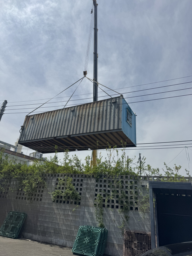 불법 건축물로 사용된 컨테이너를 기중기로 들어 올려 사진을 짂은 뒤 제자리로 돌려 놓는 수법을 사용하고 있는 정황이 포착됐다. 매일신문DB