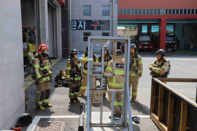 예천소방서 현장활동 대원들이 긴급탈출 및 자기생존 특별훈련