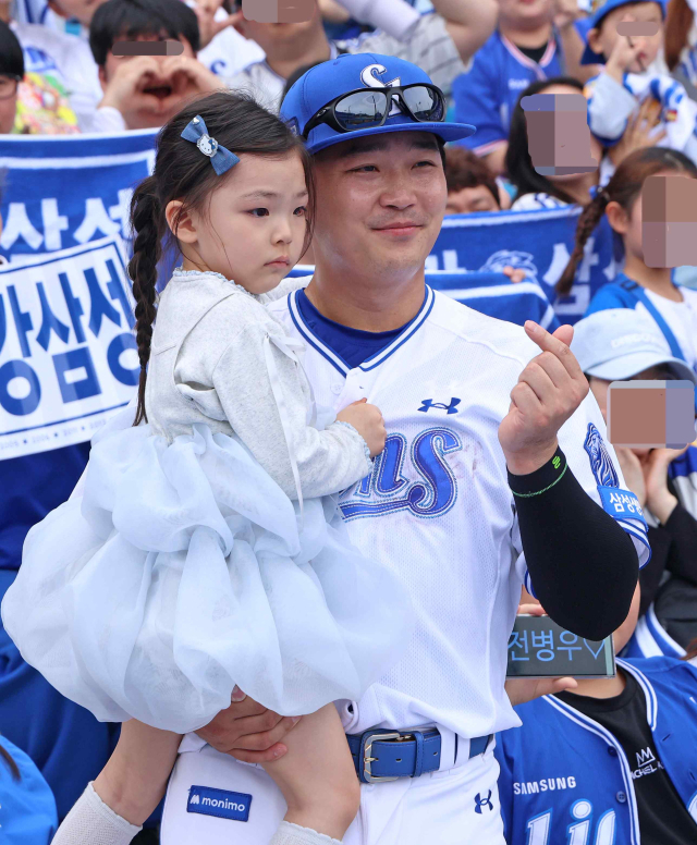 삼성 라이온즈의 전병우가 관중석에서 응원단과의 인터뷰를 마친 뒤 딸과 기념 사진을 찍고 있다. 삼성 제공