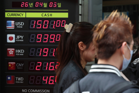 수출 흑자도 못 막은 고환율…'나라빚'에 발목 잡힌 원화