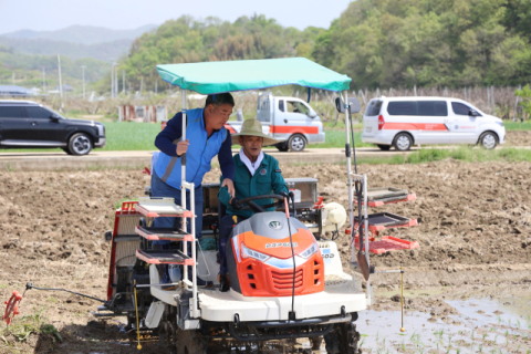 전종율 청도군의회 의장 첫 모내기 행사 참석