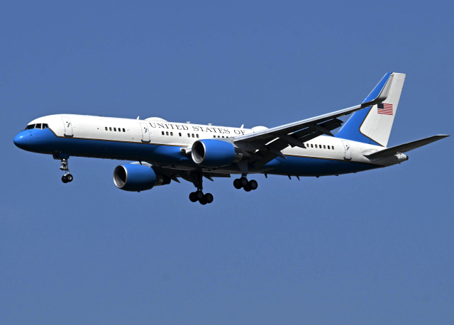 미국 정부의 항공기가 20일(현지시간) 파키스탄 누르 칸 공군기지에 착륙을 준비하고 있는 모습. EPA 연합뉴스