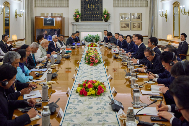 이 대통령, 우리나라 3대 교역국 베트남 국빈 방문 일정 시작