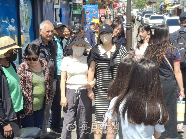 21일 낮 경주 황리단길에는 내국인과 외국인 관광객들이 활기차게 거리를 걷고 있다. 김진만 기자
