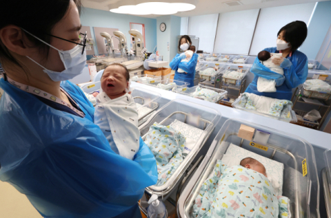 애 안낳던 韓이 어떻게? 출생아 30만명 넘나…30대 출산 확 늘었다