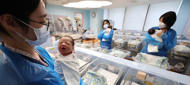 아기 울음소리 커진 한국…30대 출산 확 늘었다