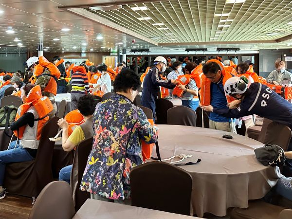 국제여객선 합동점검에 참여한 시민들이 선내에서 구명조끼 착용 상태와 비상 대응 절차를 점검하고 있다. [사진=해양수산부]