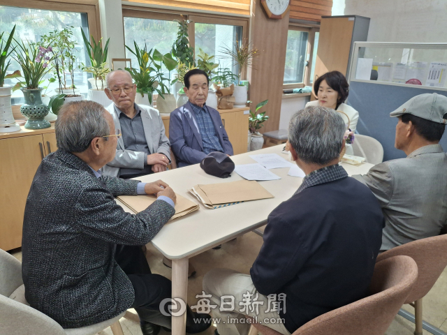 대한노인회 경주시지회 일부 회원들이 21일 오후 경주시 노인복지과를 방문해 이경화 과장과 면담을 하고 있다. 김진만 기자