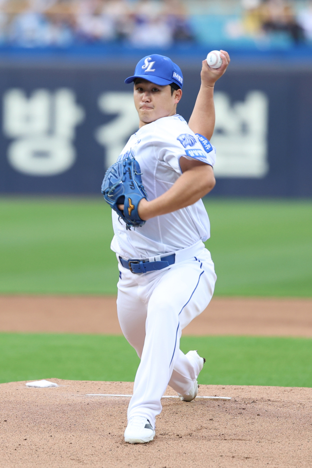 삼성 라이온즈의 최원태가 21일 대구에서 열린 SSG 랜더스와의 경기에 선발 등판해 투구하고 있다. 삼성 제공