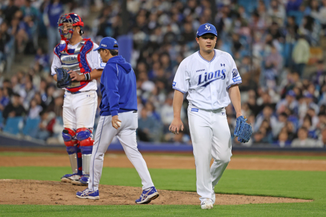 삼성 라이온즈의 최원태가 21일 대구에서 열린 SSG 랜더스와의 경기 4회초 1사 만루 위기를 자초한 뒤 마운드를 내려가고 있다. 삼성 제공