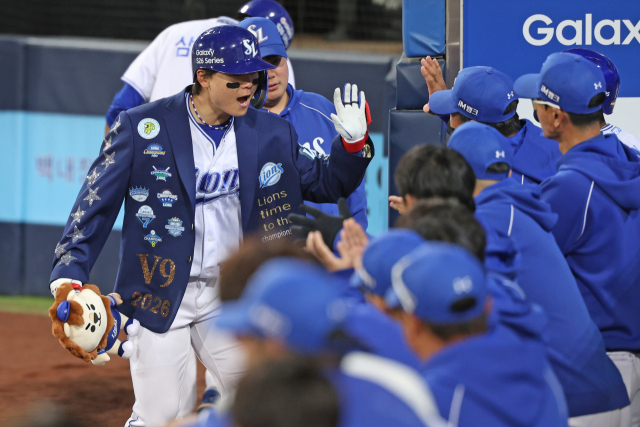 삼성 라이온즈의 박승규가 21일 대구에서 열린 SSG 랜더스와의 경기 3회말 솔로 홈런을 친 뒤 덕아웃으로 들어오자 동료들이 반겨주고 있다. 삼성 제공
