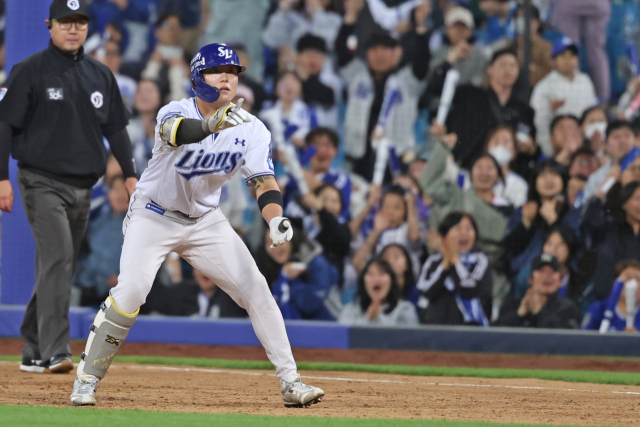 삼성 라이온즈의 류지혁이 21일 대구에서 열린 SSG 랜더스와의 경기 5회말 적시타를 친 뒤 1루에서 환호하고 있다. 삼성 제공