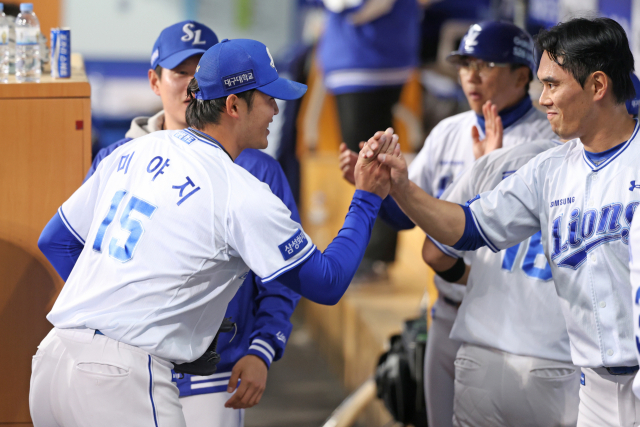 삼성 라이온즈의 미야지 유라가 21일 대구에서 열린 SSG 랜더스와의 경기 9회초 2사 만루 위기 때 등판해 이닝을 마무리한 뒤 덕아웃으로 들어오자 앞선 투수 김재윤이 반겨주고 있다. 삼성 제공