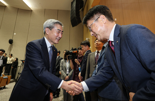 신현송 한국은행 총재가 21일 서울 중구 한국은행 별관에서 열린 취임식에서 직원들과 인사하고 있다. 연합뉴스