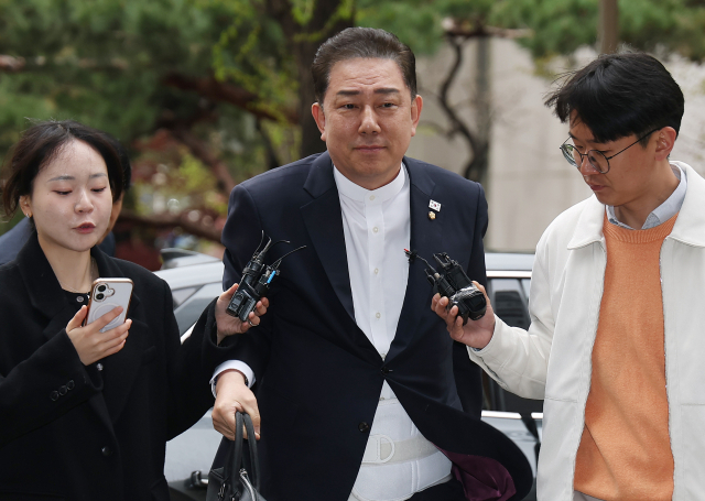 뇌물수수 의혹 등을 받는 무소속 김병기 의원이 10일 서울 마포구 서울경찰청 공공범죄수사대에 조사를 받기 위해 출석하고 있다. 연합뉴스