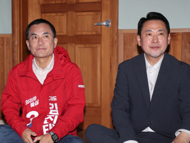 22일 강원 양양군 손양면 수산리어촌마을회관을 찾은 (왼쪽부터) 국민의힘 이양수 국회의원. 김진태 예비 후보, 장동혁 당 대표가 각자 다른 곳을 바라보고 있다. 연합뉴스