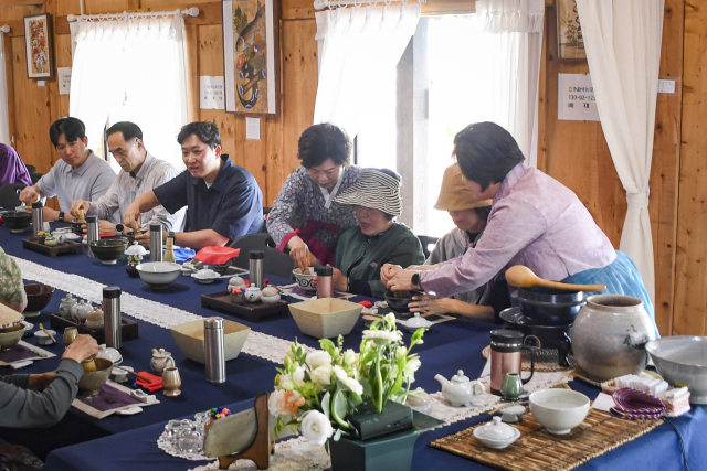 찻사발축제에서 차를 대접하는 다례체험 장면