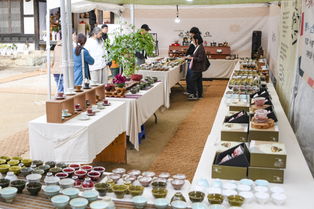도예작가 마다 찻사발 전시 코너가 마련돼 있다
