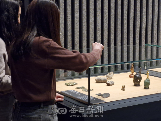 22일 국립경주박물관을 찾은 관람객이 그동안 수장고에 보관해 오다 공개한 경주활용사터 출토 유물을 감상하고 있다. 국립경주박물관 젝공