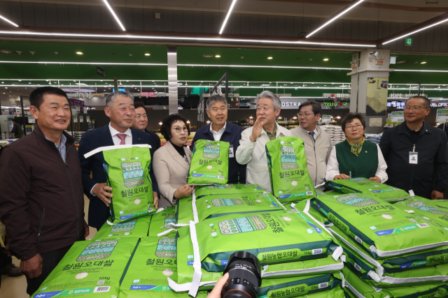 강호동 농협중앙회장(왼쪽에서 5번째)이 22일 서울 서초구 농협하나로마트 양재점을 방문해 쌀 판매 현장을 점검하고 관계자들과 이야기를 나누고 있다. 2026.4.22. 농협중앙회 제공