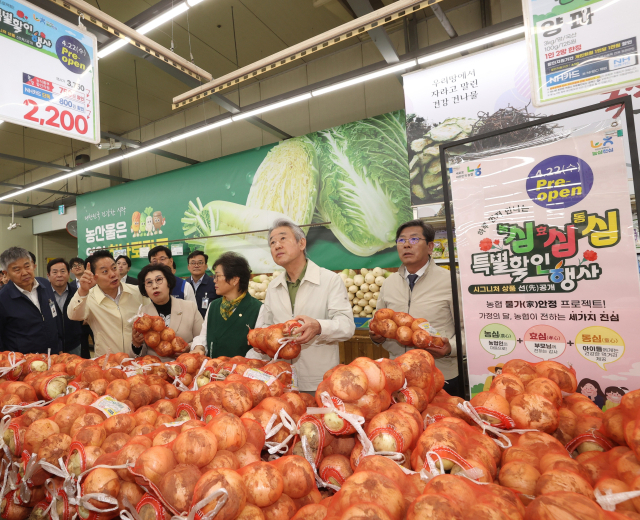 강호동 농협중앙회장(왼쪽에서 5번째)이 22일 서울 서초구 농협하나로마트 양재점에서 양파 등 농산물 판매 현장을 점검하고 있다. 2026.4.22. 농협중앙회 제공