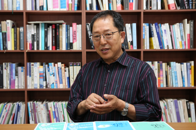 신중현 학이사 대표가 지역 출판사만이 할 수 있는 일을 찾아 묵묵히 책을 만들며, 책과 사람을 이어온 지난 40년의 이야기를 들주고 있다. 김도훈 기자