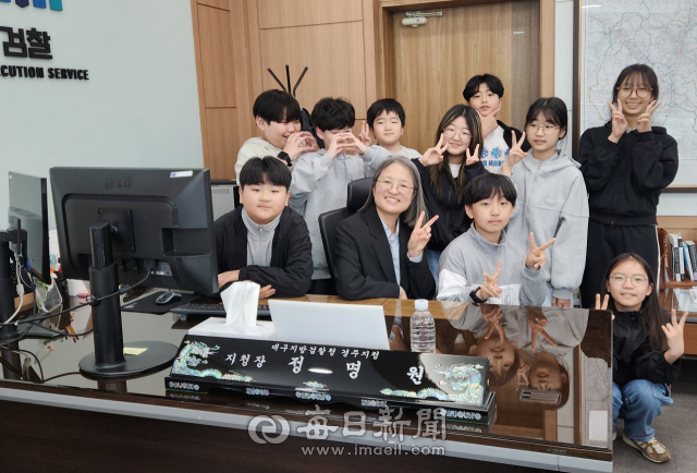 21일 경주 사방초교 학생들이 대구지방검찰청 경주지청에서 열린 법 체험 교실에 참여해 정명원 지청장과 기념사진을 촬영하고 있다. 경주범방 제공