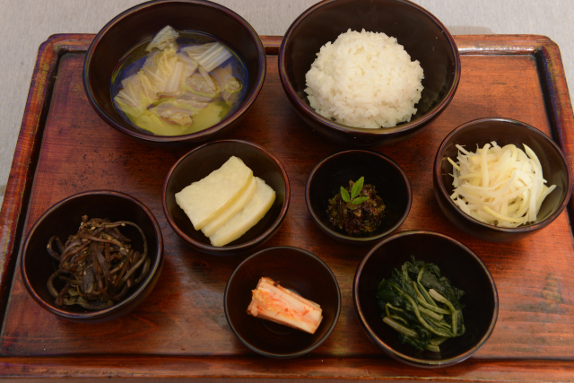 사찰음식은 한국 국민표 힐링음식으로 급부상했다. 계절과 동행하는 신토불이식이랄 수 있다. 사진은 김천 청암사에서 내놓은 기본 밥상.
