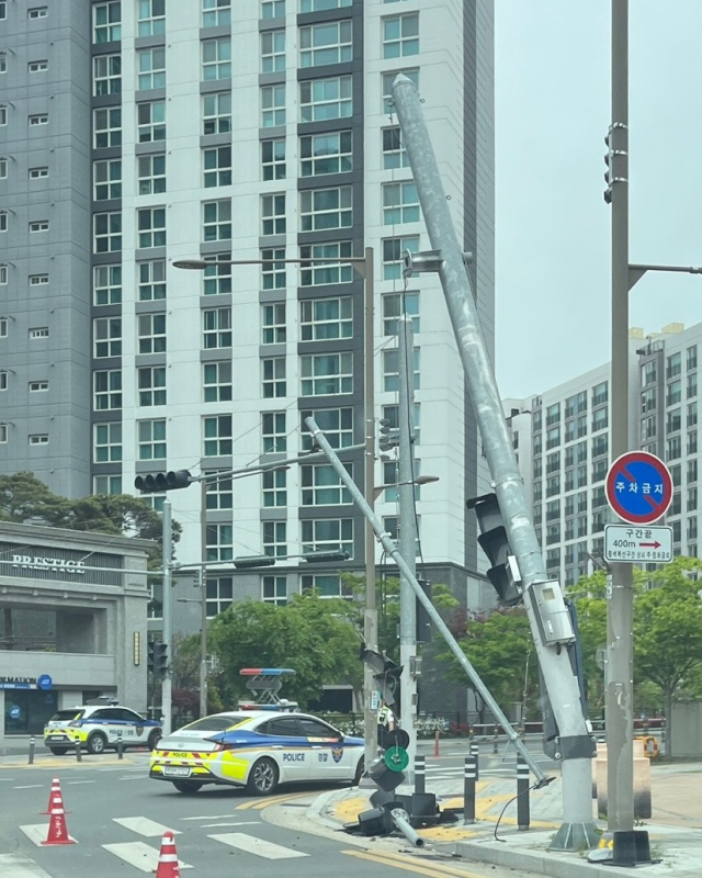 대구 율암동, 교통사고로 신호등 꺾임 사고…인명 피해 無