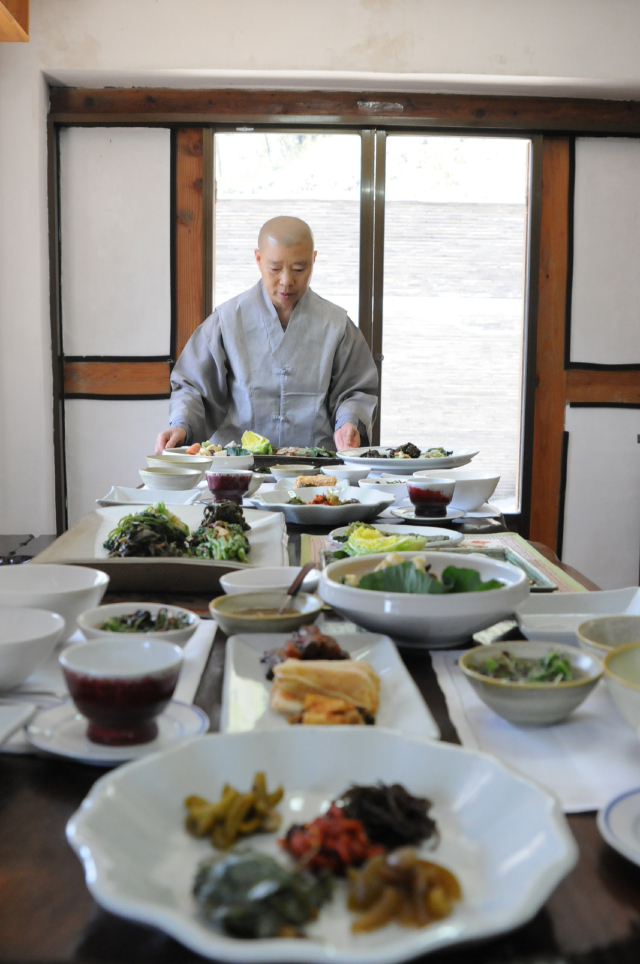 백양사 천진암을 국제적 사찰음식 체험공간으로 발전시키고 있는 정관 스님이 직접 마련한 한 상 차림.