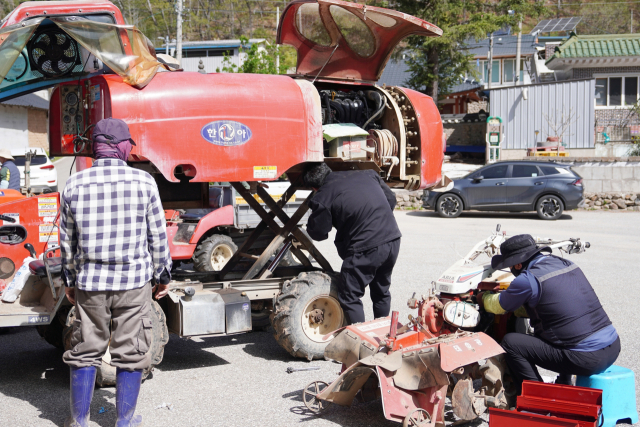 청송군이 농기계 순회수리와 안전교육을 운영하고 있다. 이 서비스는 수리센터에 방문하기 어려운 마을에 큰 인기를 얻고 있다. 청송군 제공